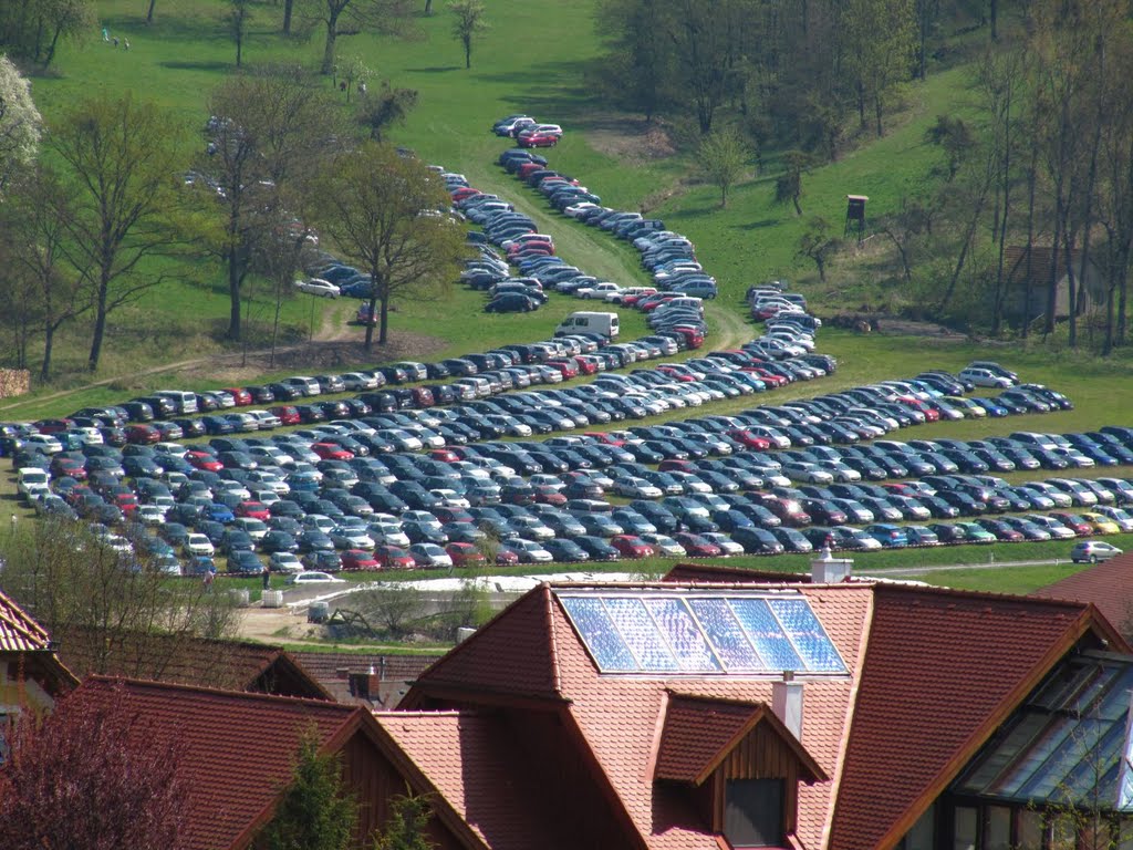 Ein Parkplatz von vielen bei der Kirschblütenwanderung by gincky