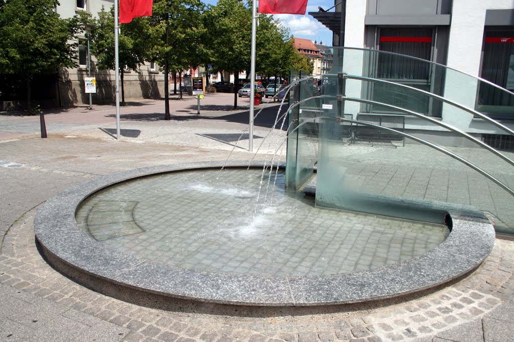 Brunnen vor ner Bank in Schopfheim by © Scott Dean