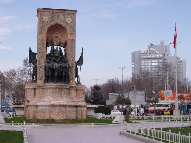 104 Unabhängigkeitsdenkmal auf dem Taksimplatz by Daniel Meyer