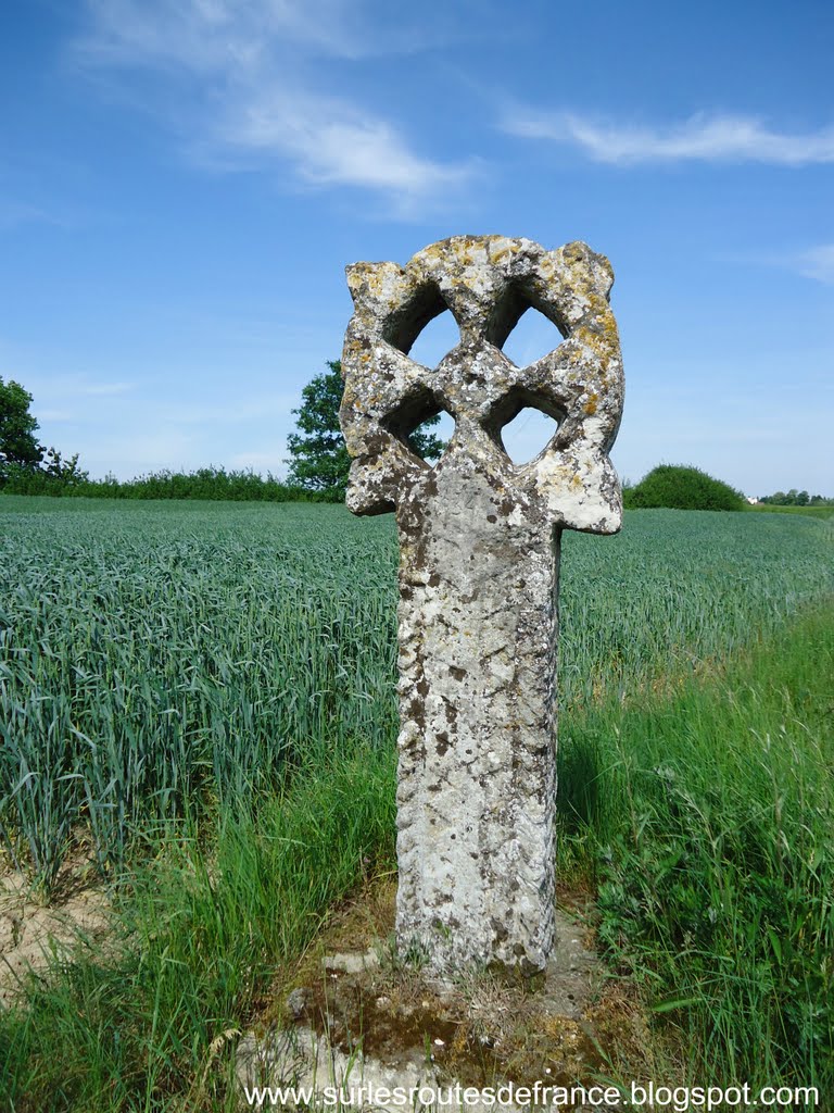 Neaufles-Saint-Martin - Croix Percée Monolithique dite "des Templiers" by Grég' Of Huest