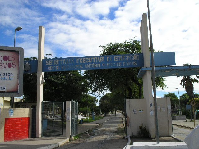 Centro Educacional de Pesquisa Aplicada Antonio Gomes de Barros, localizado na Avenida Fernandes Lima, no bairro do Farol by Alba Alves de Lima