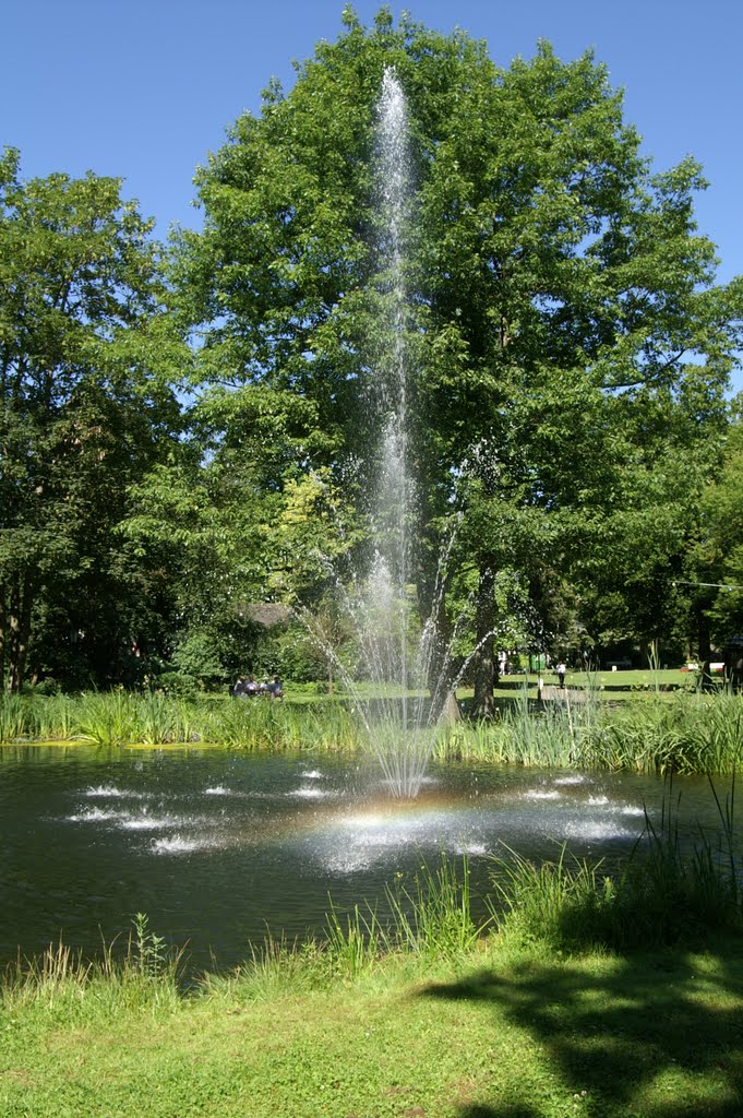 Am Wasseraustritt leichte Bildung von Spektralfarben... ( Kurpark ) by Peter W. Ehl