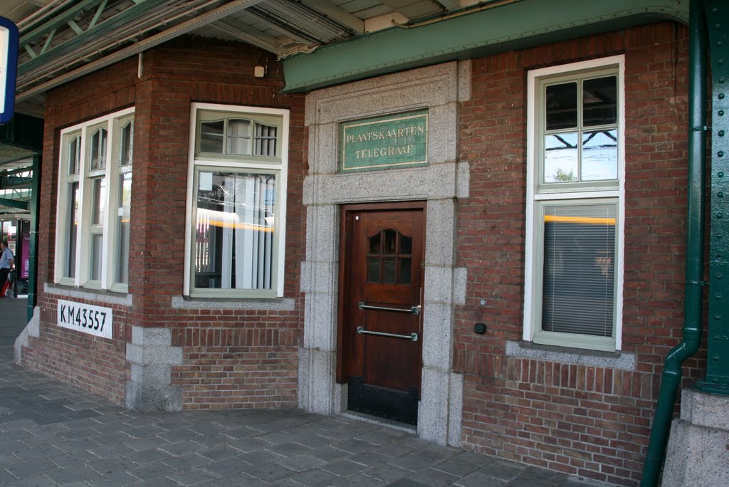 Plaatskaartenloket Station, Deventer. by Carl030nl