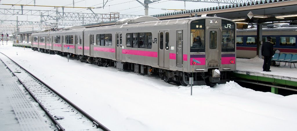 JR East 701系 EMU at Akita 2005 by RodWilliams