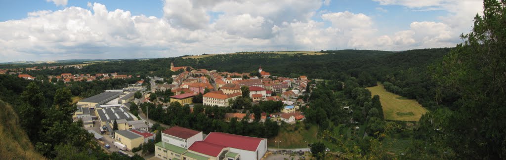 Panoráma Moravského Krumlova v údolí Rokytné při pohledu od sv. Floriána by Mirka Schärfnerová