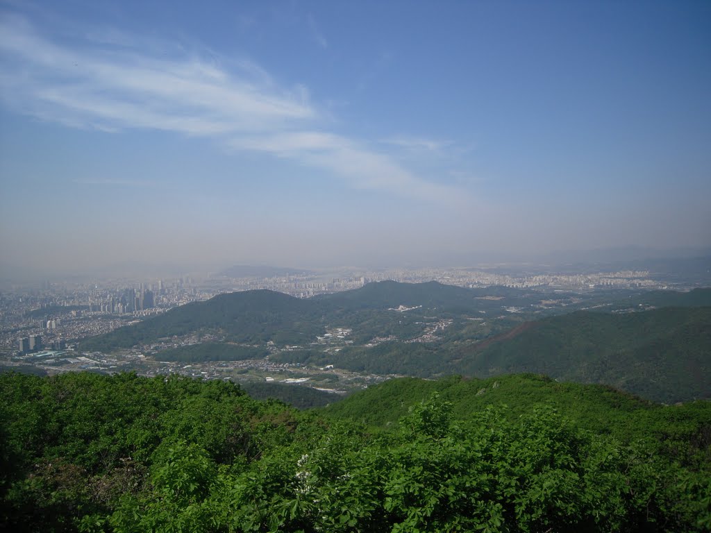 A view from the Mae-Ba-Wi of Mt. Chung-Gye-San (淸溪山), Seoul, Korea by MC Han