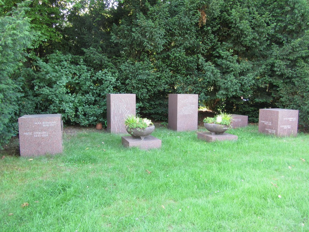 Gedenkstätte für überzeugte Kommunisten, Friedhof Stoffeln by Bernd Bruns