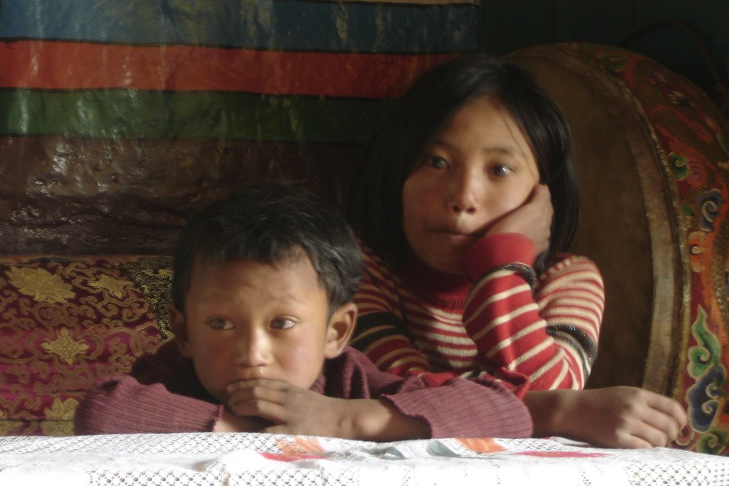 Kids in the guesthouse in Garphu, Mustang by Bob Witlox