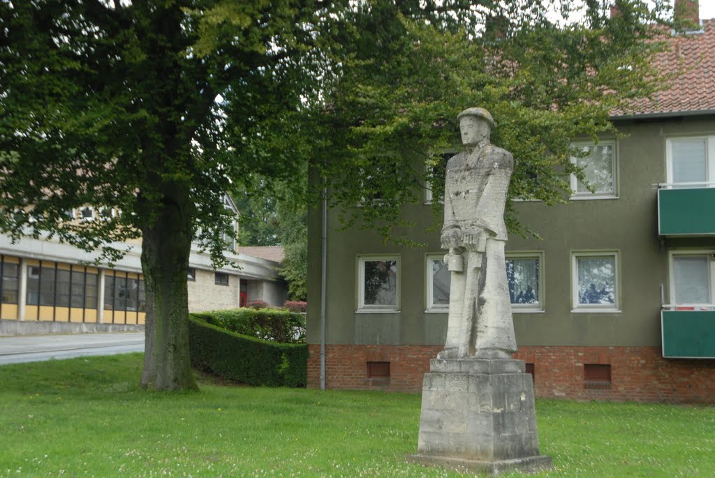 Bergarbeiterstatue an der Eichendorffstraße in Schöningen by Frank Gräber