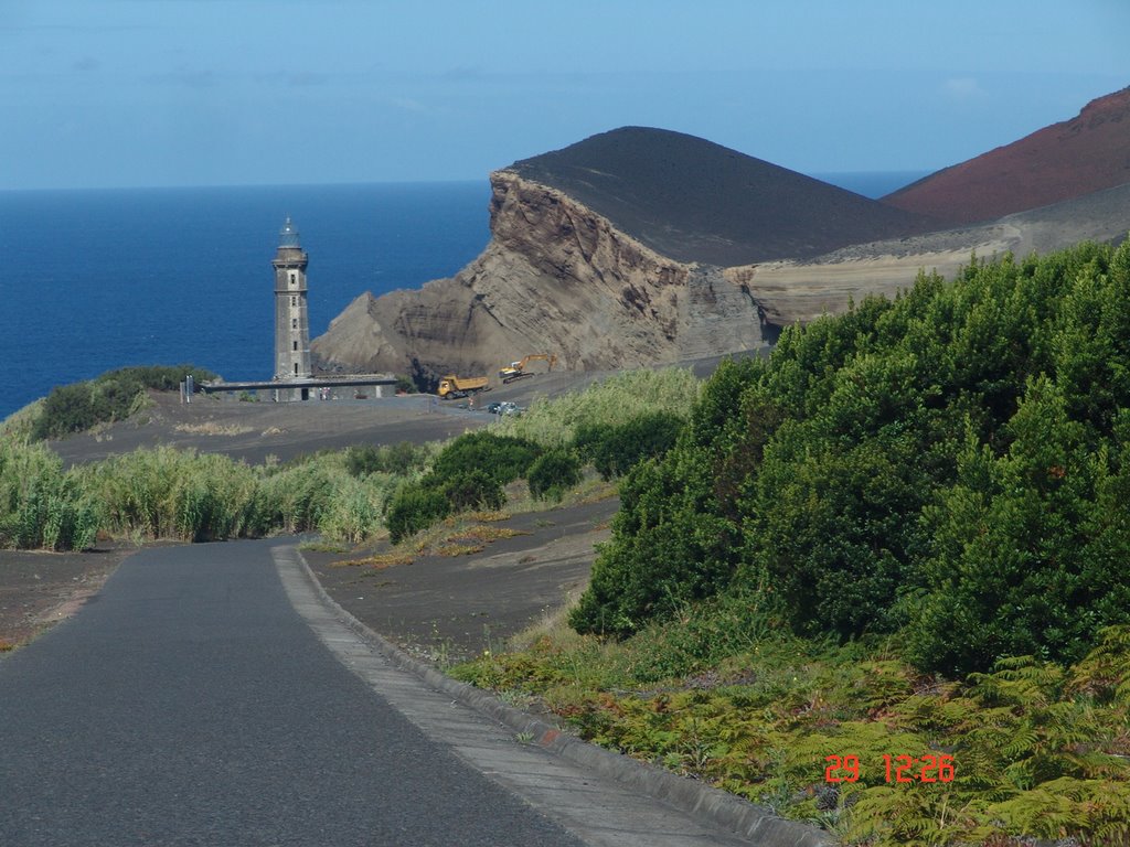 Farol da Ponta dos Capelinhos - Horta Açores - Portugal - 38º 35' 50.95" N 28º 49' 30.13" W by Geraldo Salomão