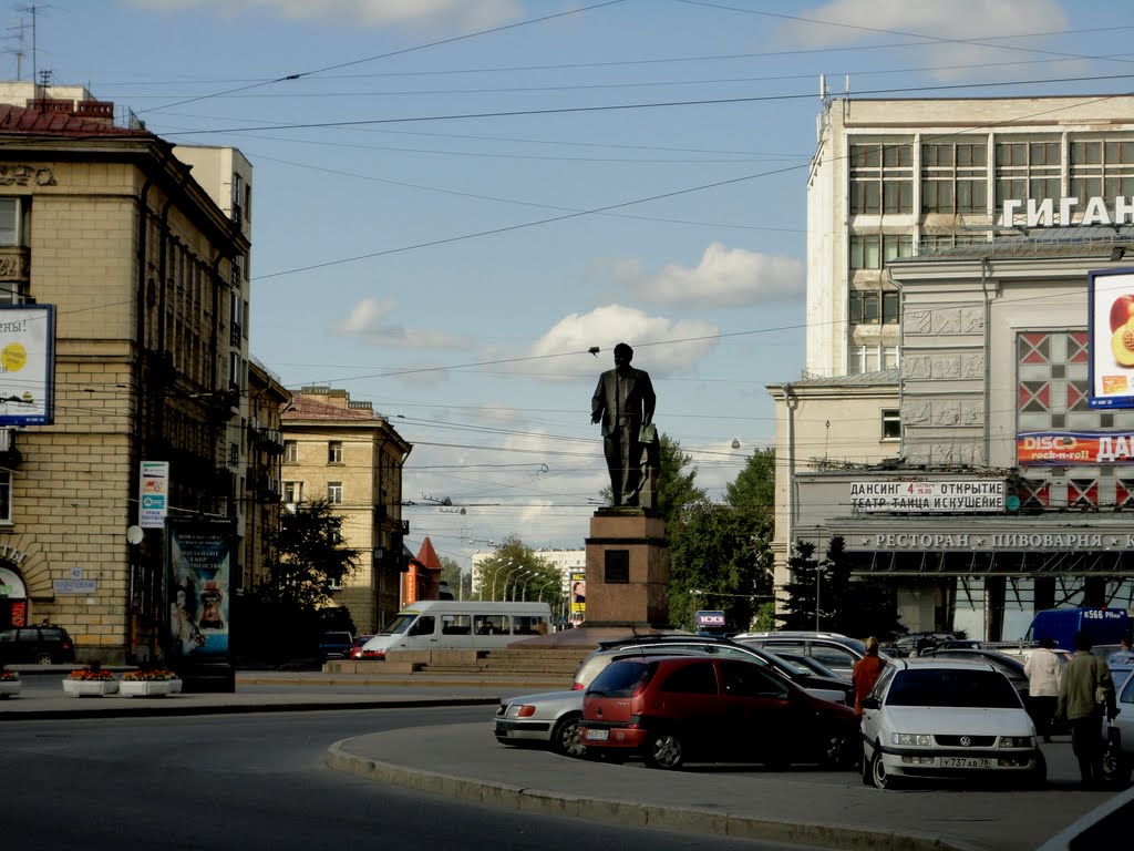 Monument of Kalinin / Памятник Калинину by AlexBazhan