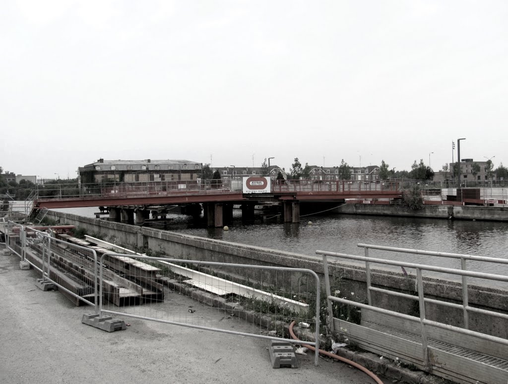 Construction du pont qui va relier la rue Canrobert (Bois Blancs) à Euratechnologies by Guy Ferdinande