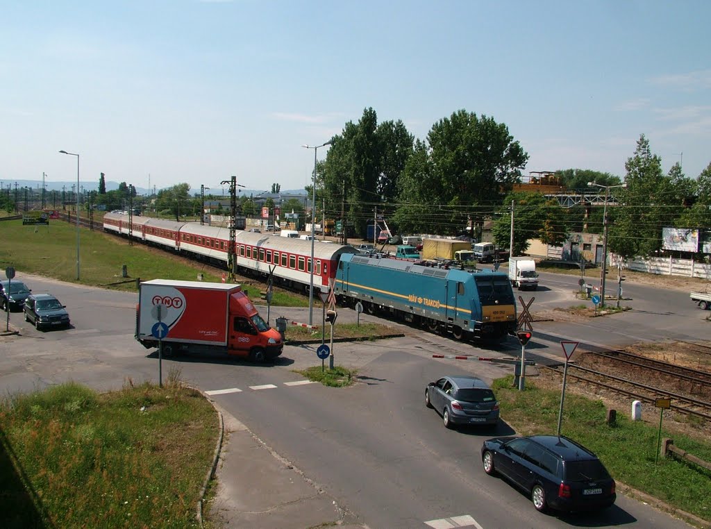 MÁV TRAXX 480 002 a kereszteződésben by droLzsaL