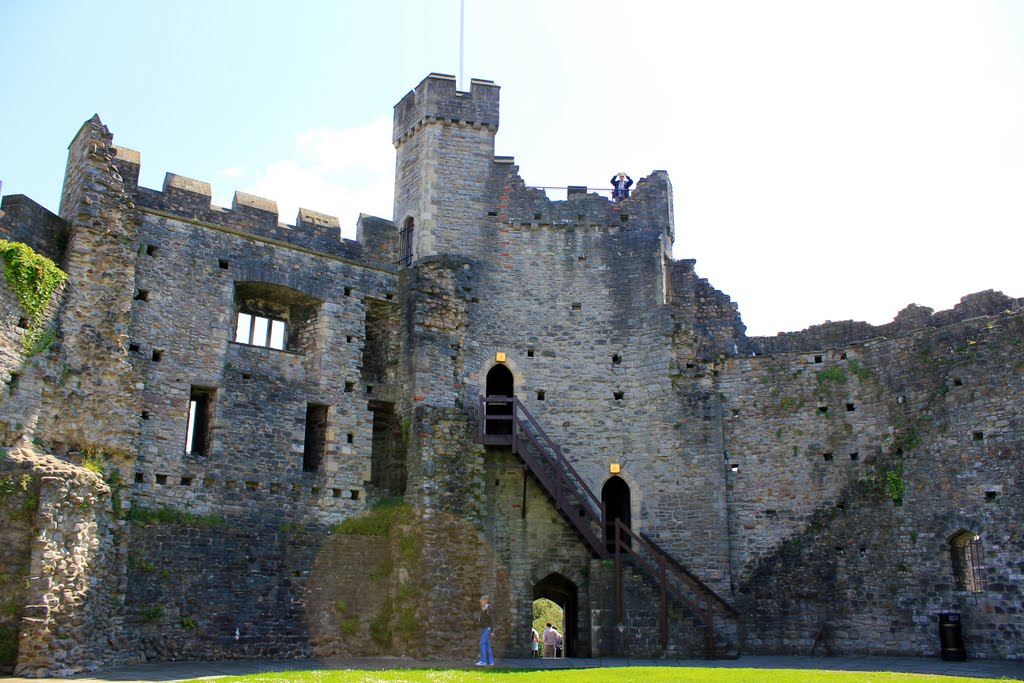 Cardiff Castle, in the shell by totovadacca