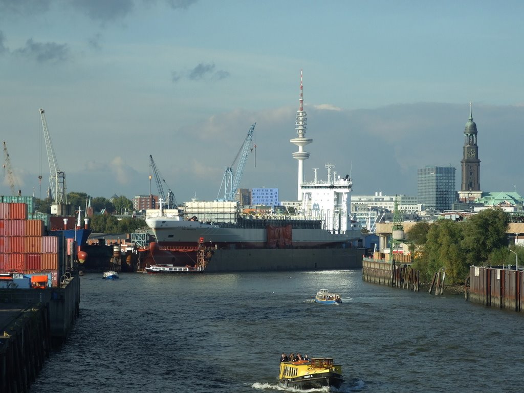 In the heart of the port of Hamburg by saxettom