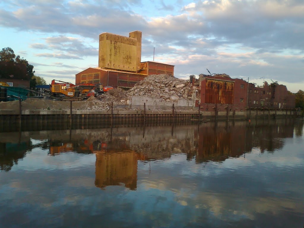 Abbruch des Silos am Stichhafen by Schubi-Uetersen