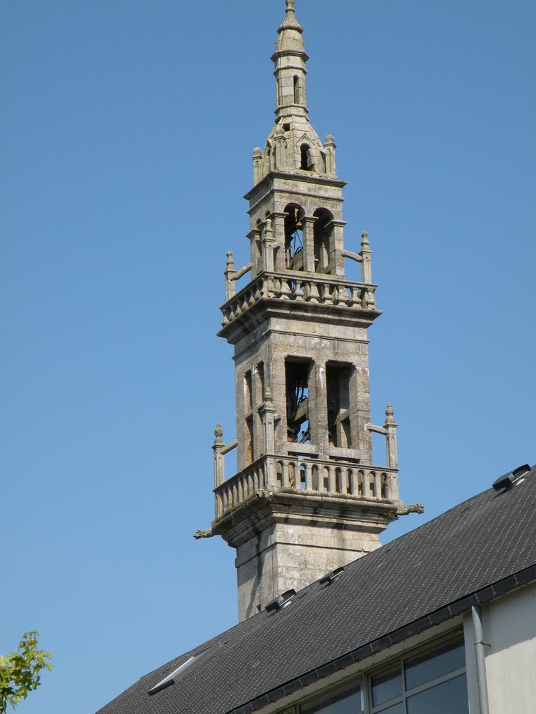 BOURG-BLANC, le clocher de l'église pointant au dessus du toit de la mairie. by Trébaol François