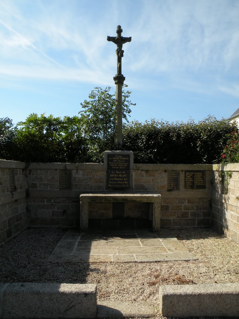 BOURG-BLANC, le monument aux morts. by Trébaol François