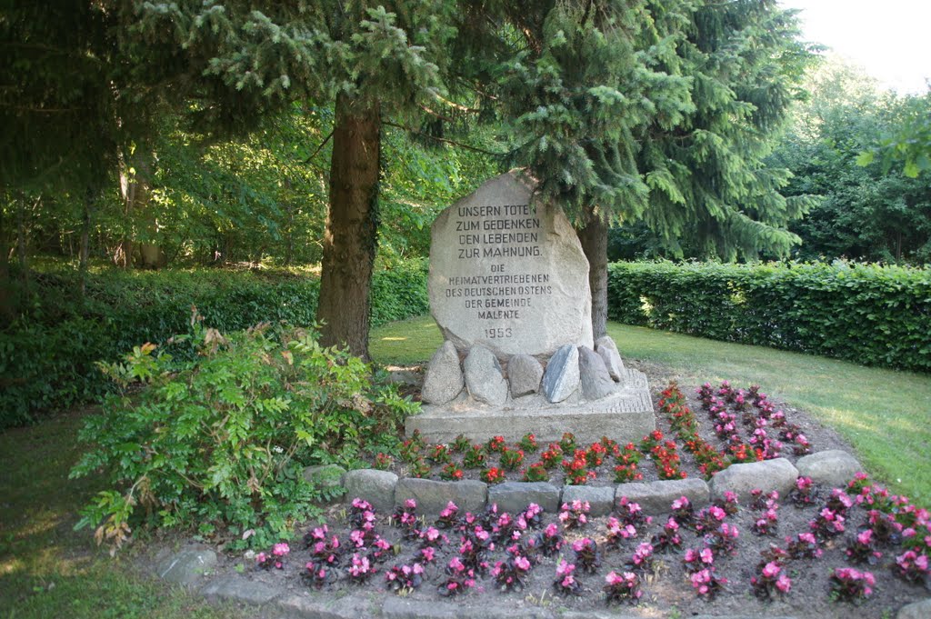 Ehrenmal - Landschaft der Schleswig Holsteinischen Schweiz by C. M.