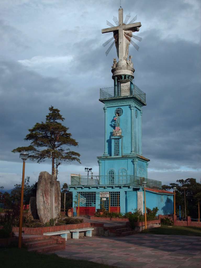 Parte posterior del monumento del Cristo by Benicio Galavis