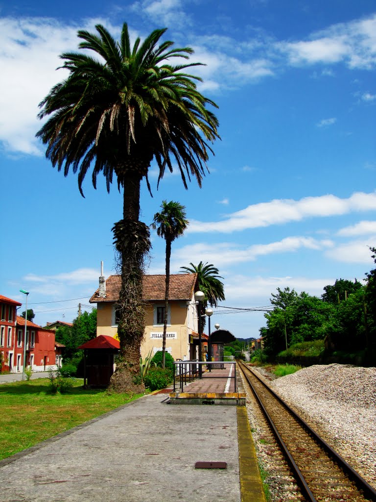 Estación de FEVE (Ferrocarriles Españoles de Vía Estrecha), Villahormes, Llanes. Principado de Asturias. by Valentín Enrique