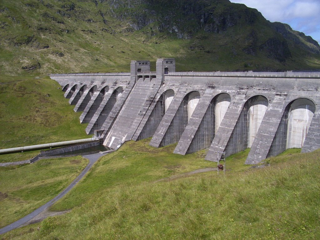 Lawers Dam by Gabor Sipkoi