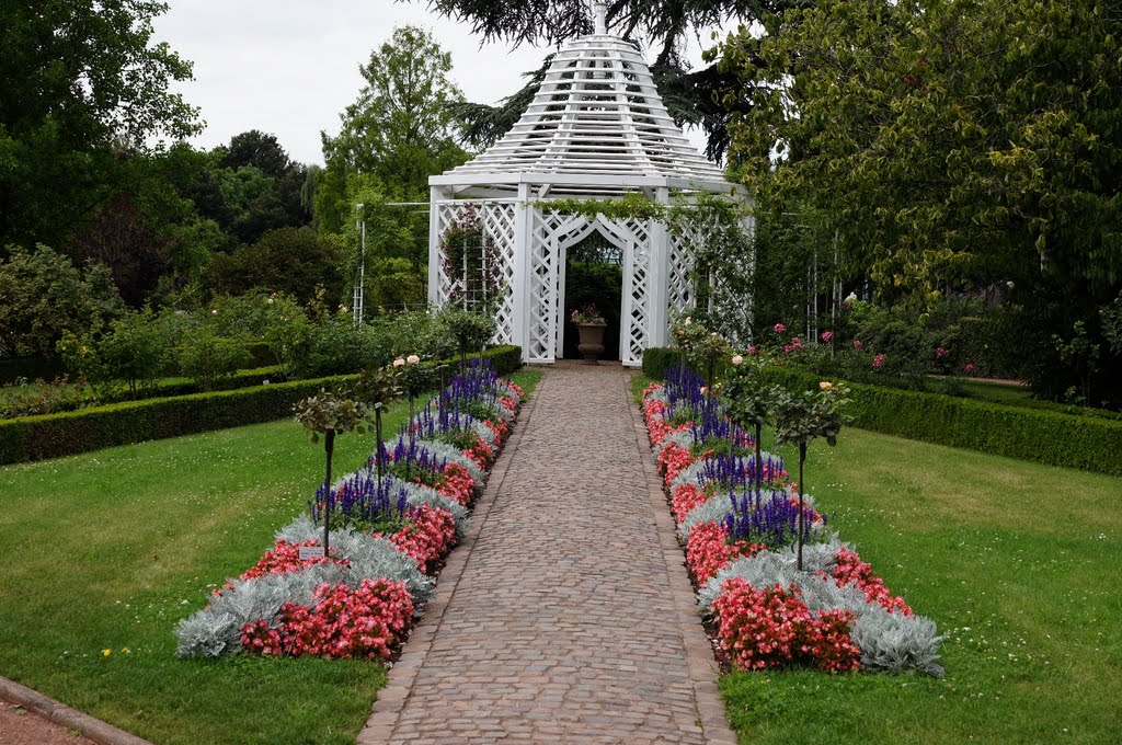 Kurfürstlicher Gartenpavillon mit sternförmig angelegten Wegen by wolfbam