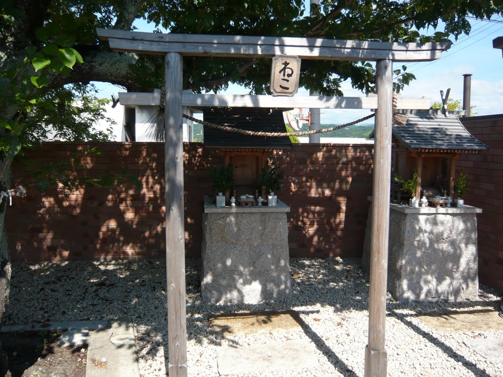 貴志川線貴志駅構内 ねこ神社 Neko-jinja in Kishi station 2011.7.15 by as365n2