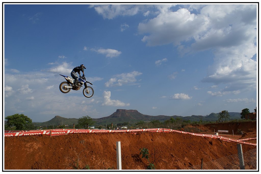 Pista de Motocross de Poxoréu, ao Fundo Morro da Mesa - MT by Nélio Oliveira