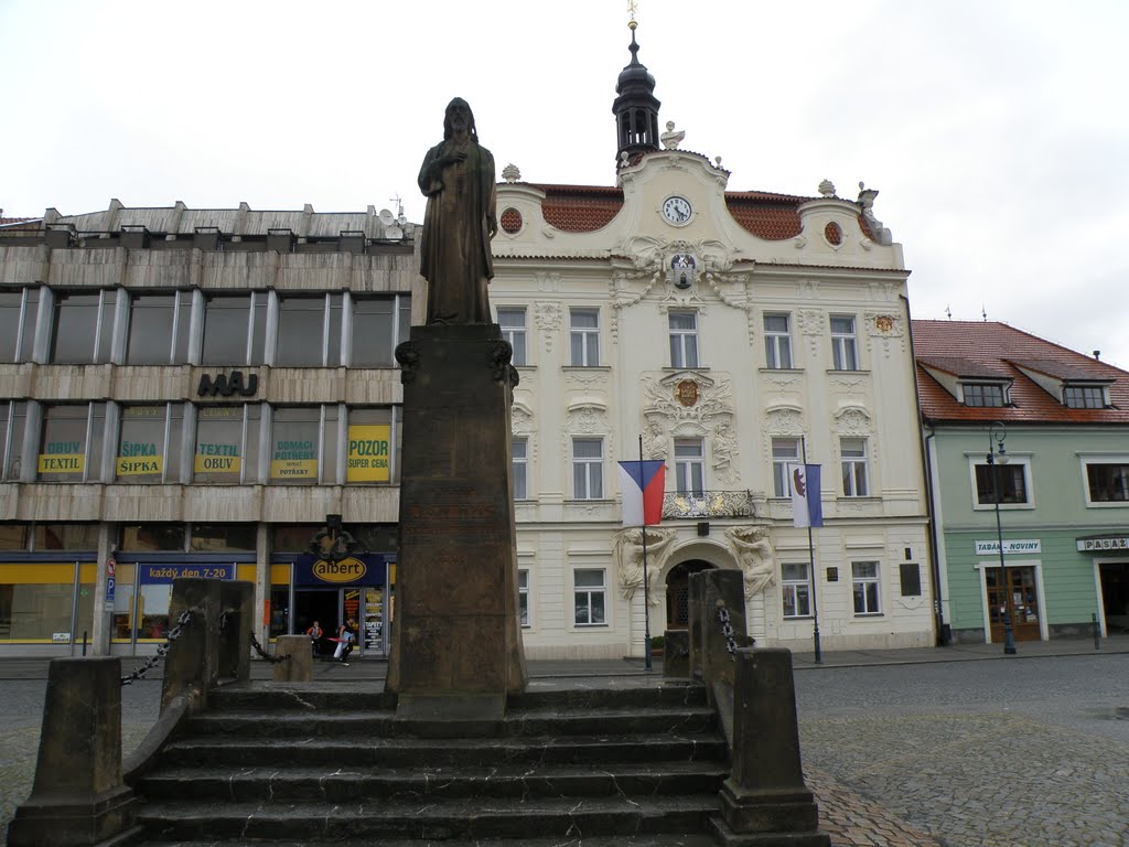 Statue of Jan Hus in front the Town Hall / Socha Jana Husa před radnicí by DM brothers