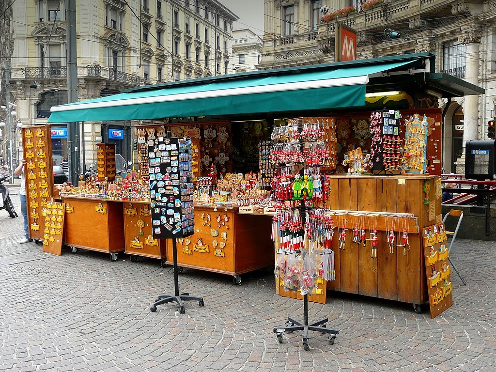 Italie, la ville de Milan, marchand de souvenirs by Roger-11