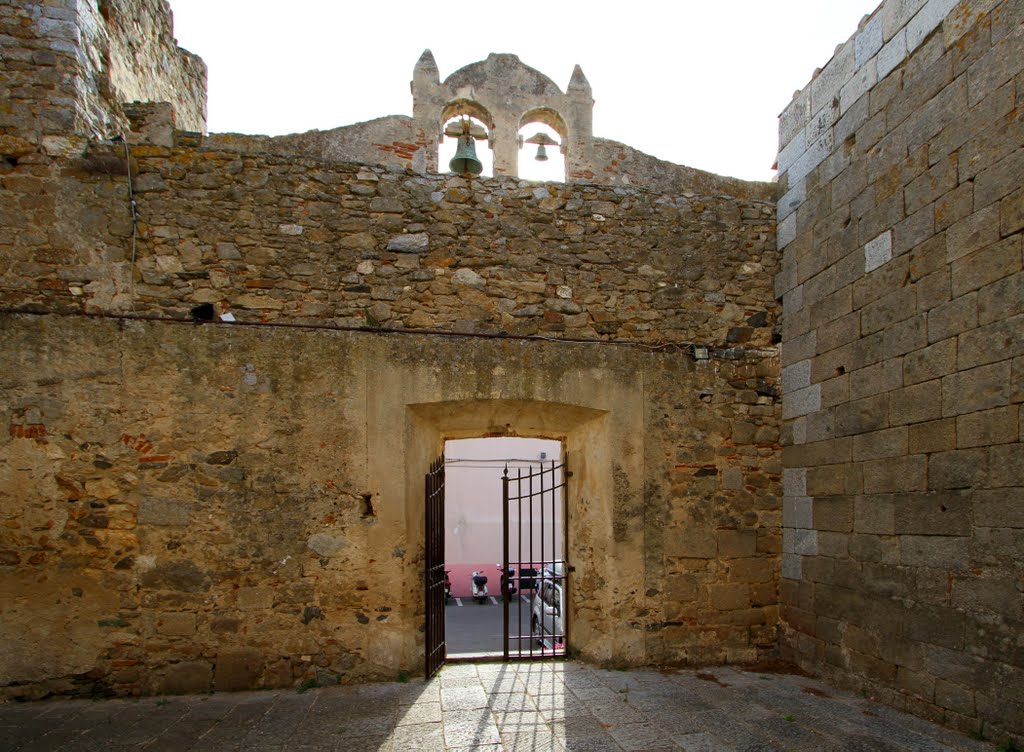 Chiesa medievale dei Santi Pietro e Paolo. Parte rimasta senza copertura by Carlo Pelagalli