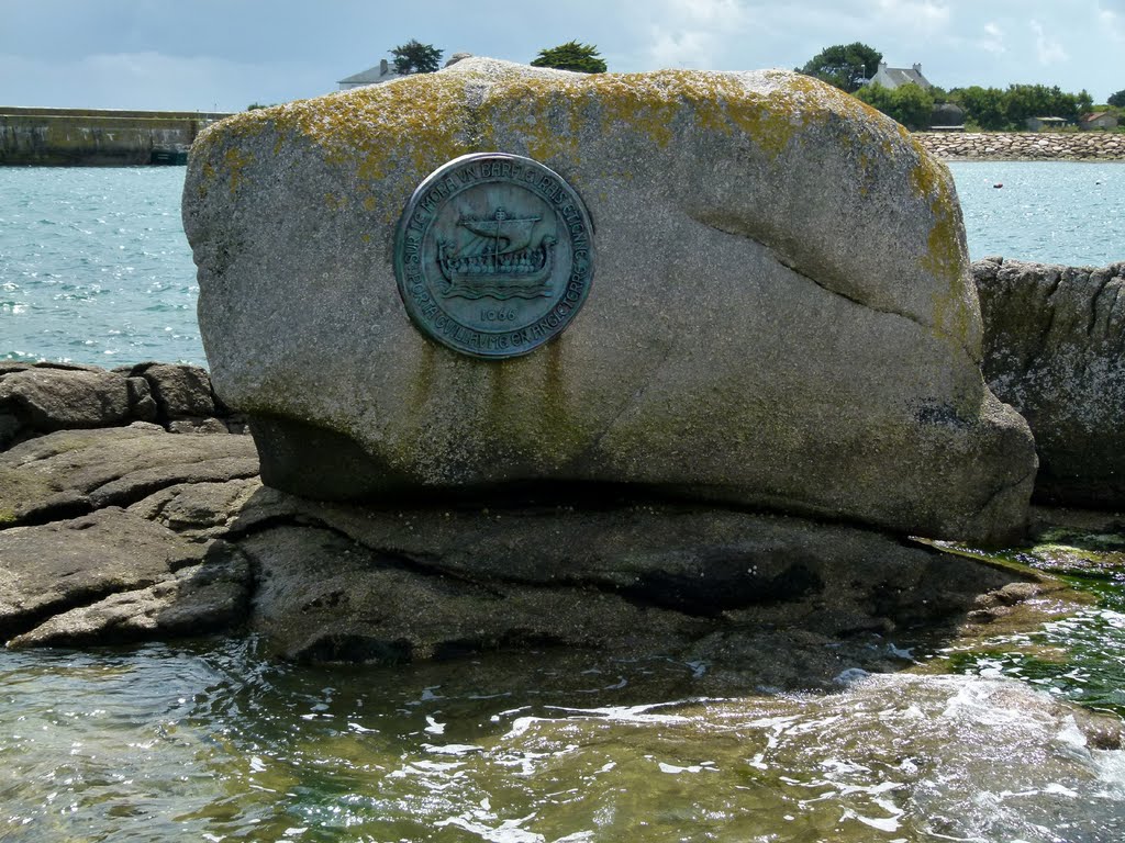 BARFLEUR (Manche-Basse Normandie). Francia. 2011. 06. Medallón conmemorativo del comienzo de la conquista de Inglaterra. by Carlos Sieiro del Nido