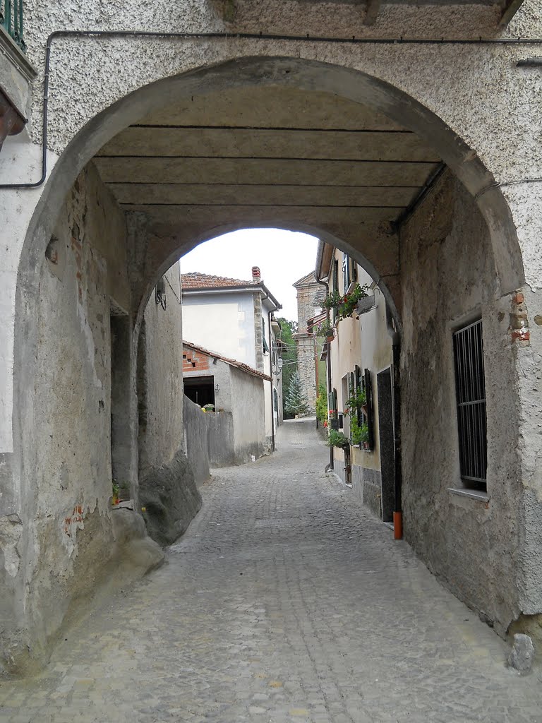 Piana Crixia, la strada centrale del borgo attraverso l'archivolto by mauro1968