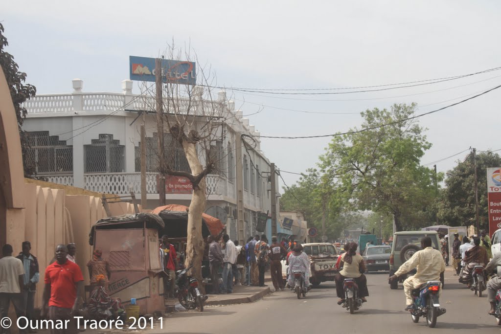 Devant le carrefour des Jeunes de Bamako by Tbarou