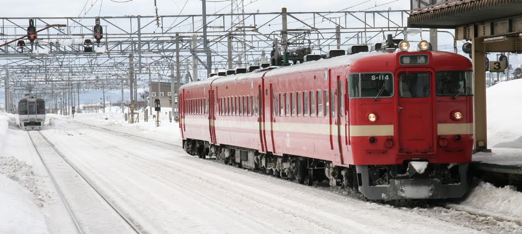 JR Hokkaido Kuha 711 series EMU at Fukagawa 2005 by RodWilliams