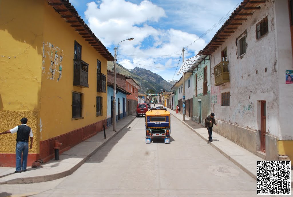 Vehículo tradicional en una calle de Calca. Cusco, Perú. by Lic. John Méndez