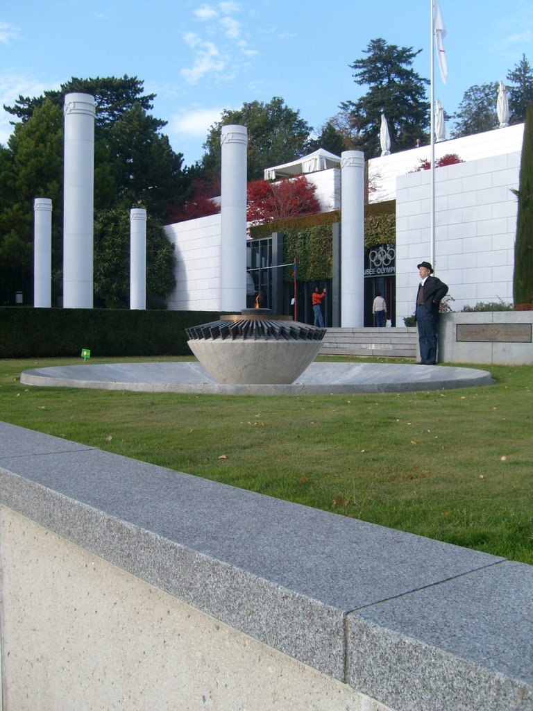 Flamme et entrée Musée Olympique by rivazien