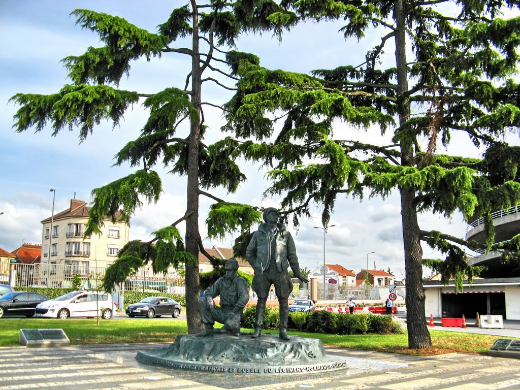 Monument d'armes francaise et russes (Памятник французским и русским лётчикам) by Dyomin Ivan