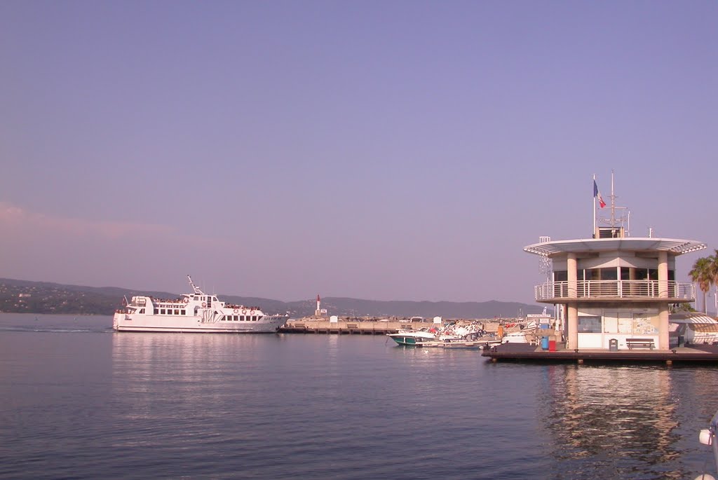 Capitainerie de Cavalaire entrée du port public by acamay