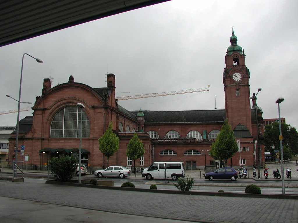 Wiesbaden-Hbf von der Ostseite. by Michael Lehne