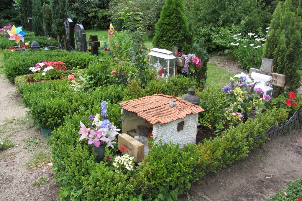 Reihengräber, christlich-orthodoxes Grabfeld, Friedhof Stoffeln by Bernd Bruns