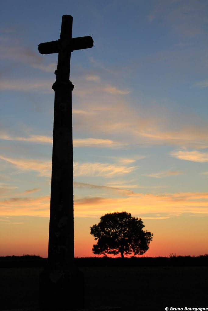 Croix de Chevagny au soleil couchant by Bruno BOURGOGNE