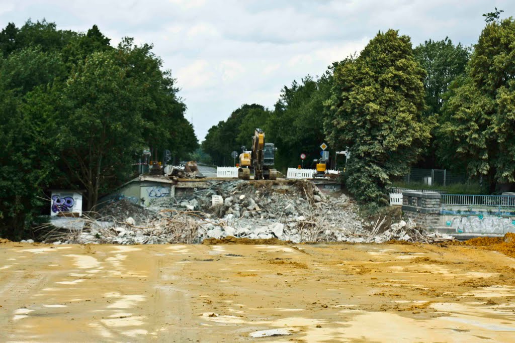 {©RH2011} Letzte Aufräumarbeiten an der Krudenburger Landstrasse-Brücke, Dinslakener Str. L1 am 21.06.2011 (01) by Reinhard H.