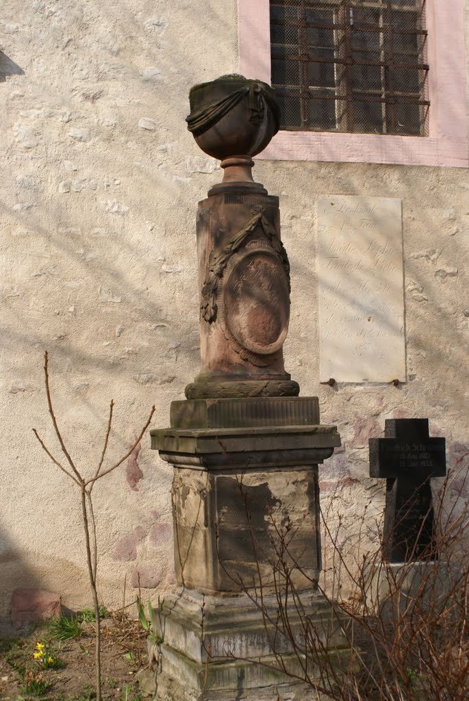 Hist. Stele an der Dorfkirche St. Wigberti Riestedt (Mansfeld-Südharz) by Atheistin