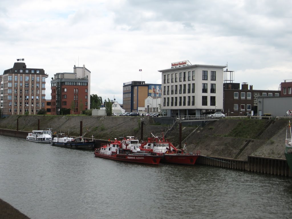 Blick u.a. auf die Feuerwehrschiffe.. Duisburg ... by eichhörnchen