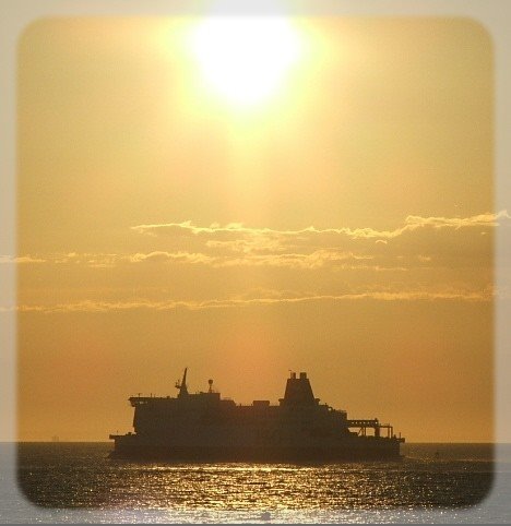 Bateau sous le soleil by Yves PAYEN