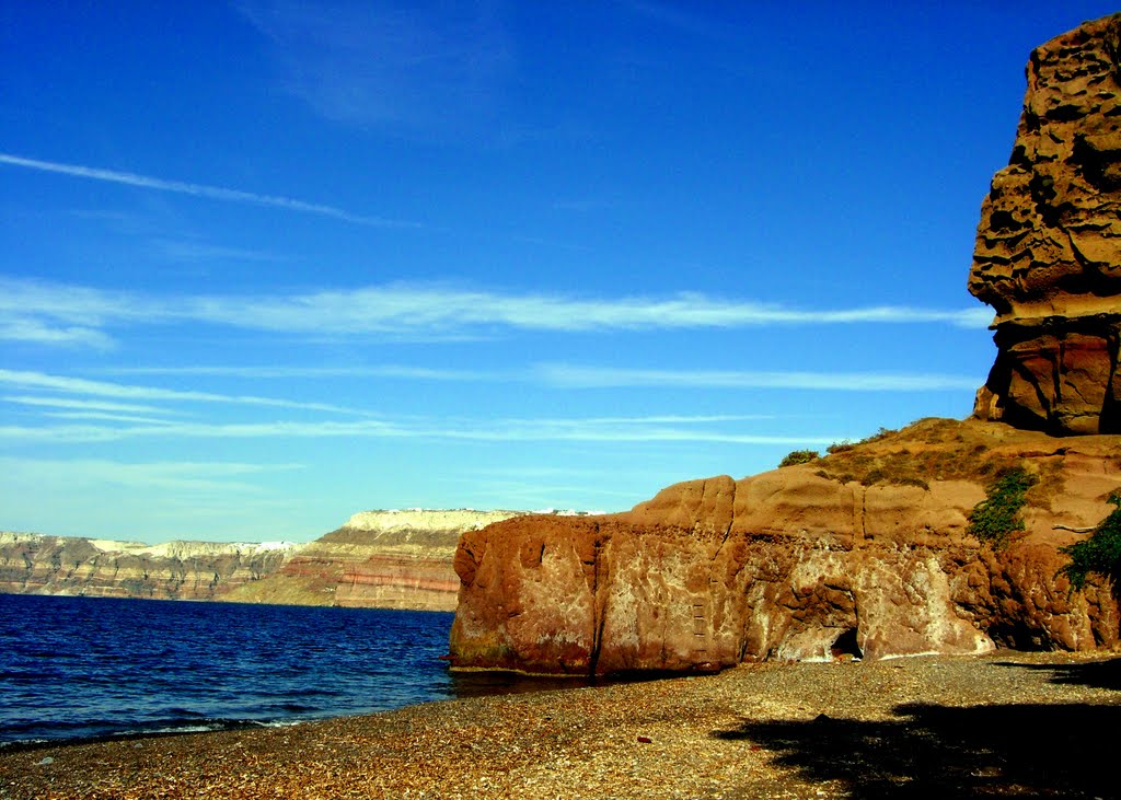 Santorin, Caldera Beach mit Vulkanformationen by th81