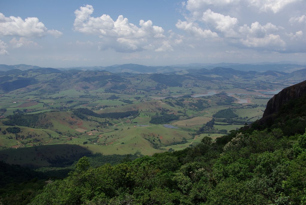 Vista para vale de Joanópolis e Represa de Bragança by Marina Vachkovskaia