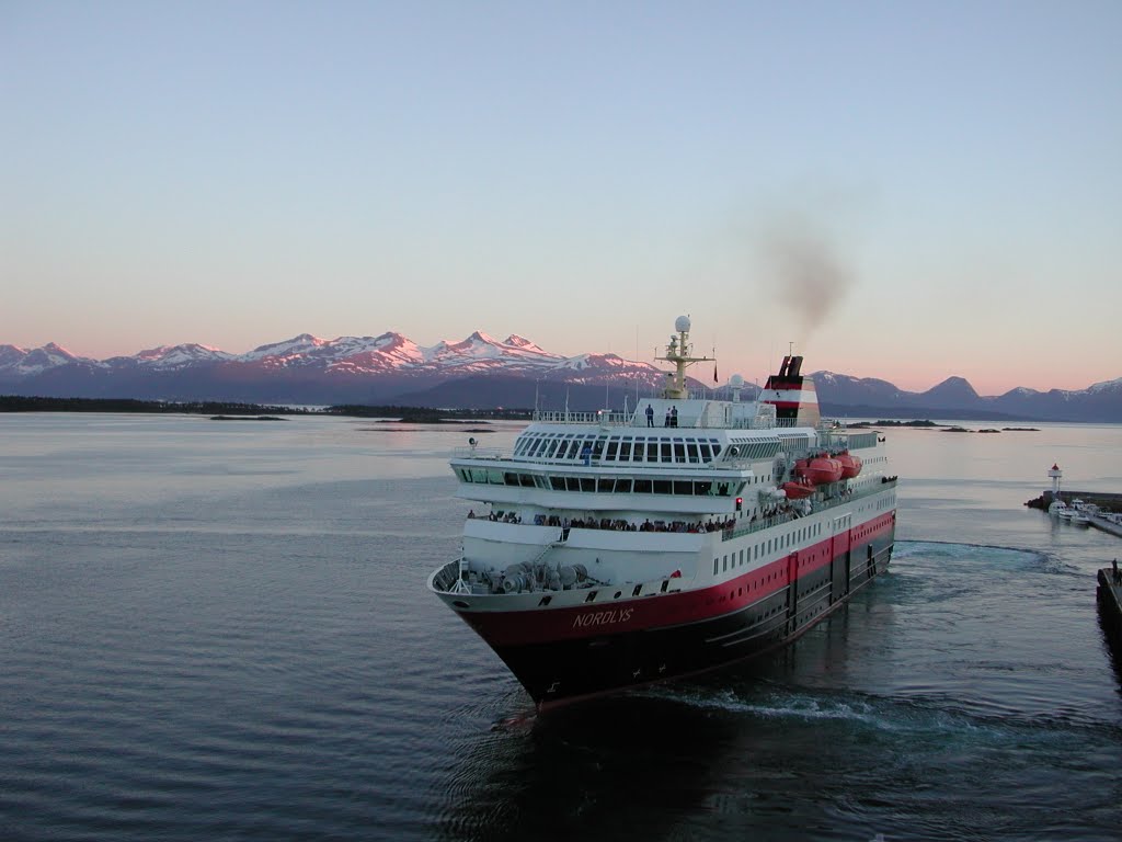 M/S Nordlys i Molde. ( Mai 2002) by H.Jelstad